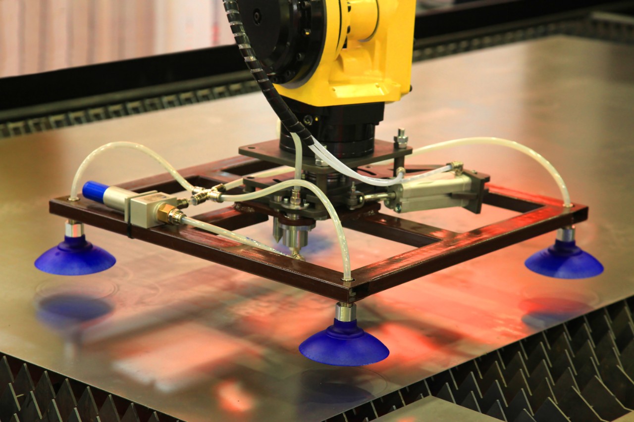 Manipulator for moving the sheet materials in industry